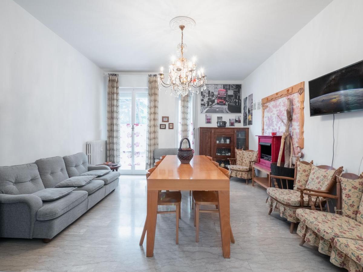 Flaminia Bright & Roomy Apartment Pesaro Luaran gambar